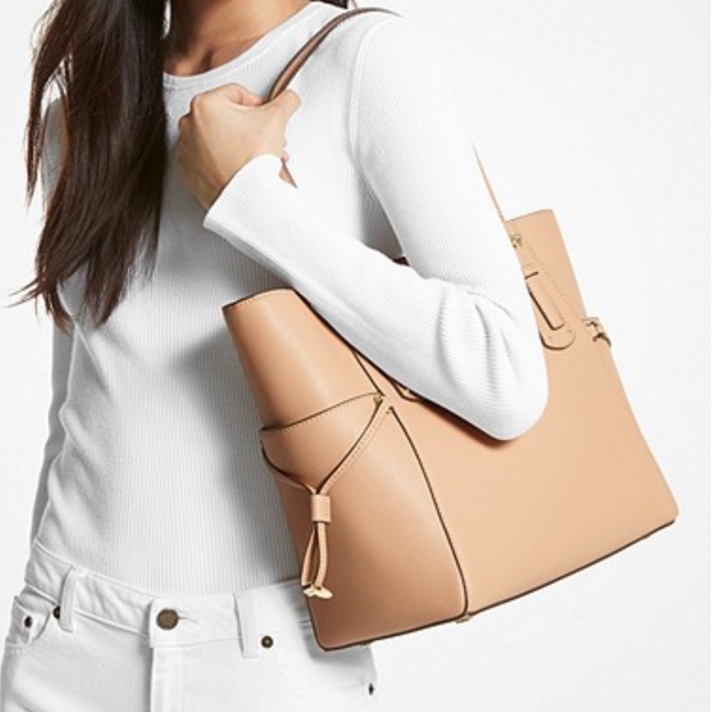 Michael Kors Voyager Small Saffiano Leather Tote Bag
Style#30H1GV6T4T
NWT
OYSTER - Picture 3 of 16